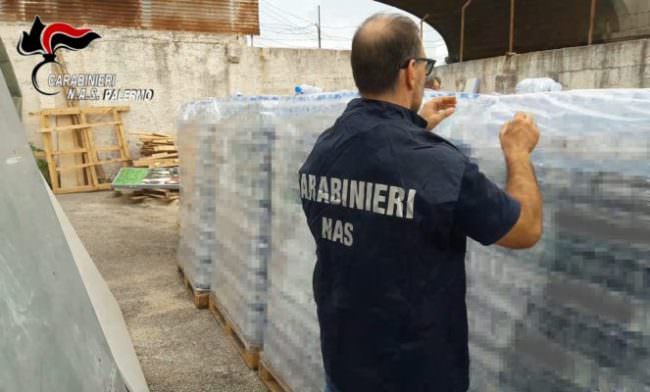 Sequestrate oltre 30mila bottigliette d’acqua destinate ai fedeli durante la visita di Papa Francesco: erano in cattivo stato di conservazione