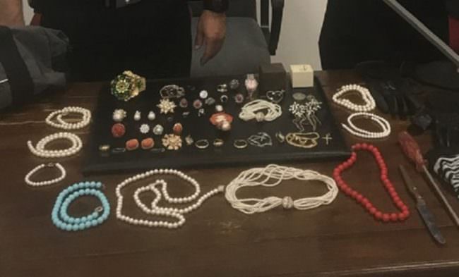 Ruba oggetti in oro, si lancia dal balcone e scappa, ma viene fermato: per lui i domiciliari