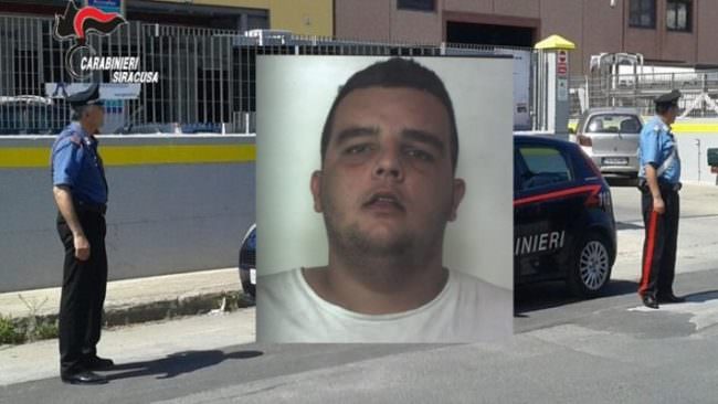 Lancia forme di formaggio contro dipendenti di un supermercato che lo avevano sorpreso a rubare: arrestato 21enne
