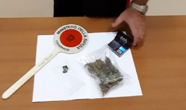 Marijuana e hashish nello zaino: in manette 21enne