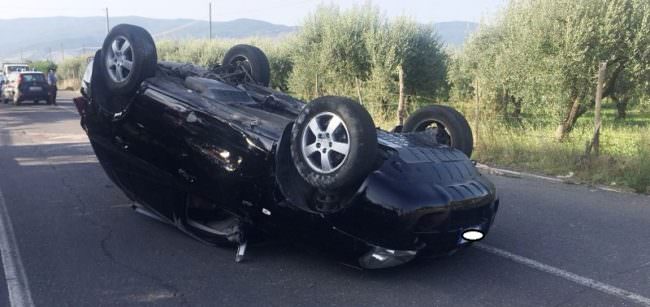 Tentato omicidio nel Catanese: imprenditore distrugge auto di un operaio con escavatore – I DETTAGLI