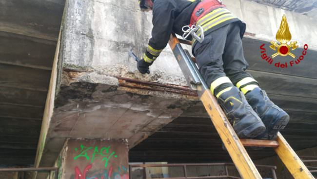 Circonvallazione: pompieri rimuovo calcinacci da ponte per garantire incolumità cittadini. LE FOTO