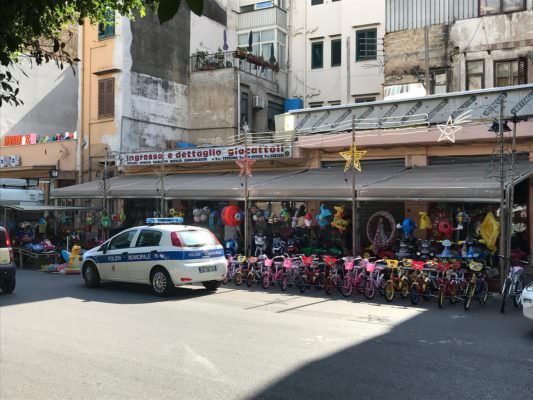 Negozio di giocattoli occupava abusivamente marciapiede in via Basile: denunciata titolare