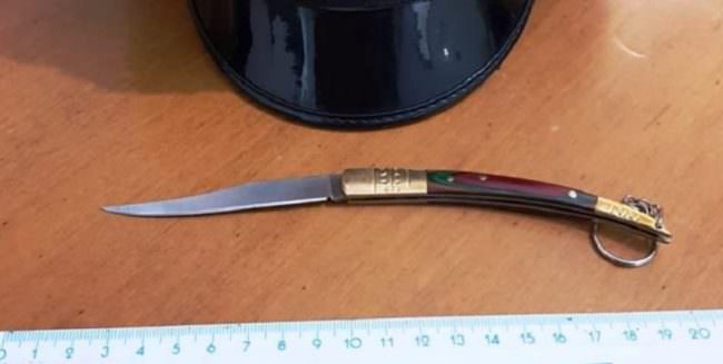 Paura in un bar di via Umberto: gli chiede di fumare fuori ma si rifiuta, 67enne accoltella compaesano