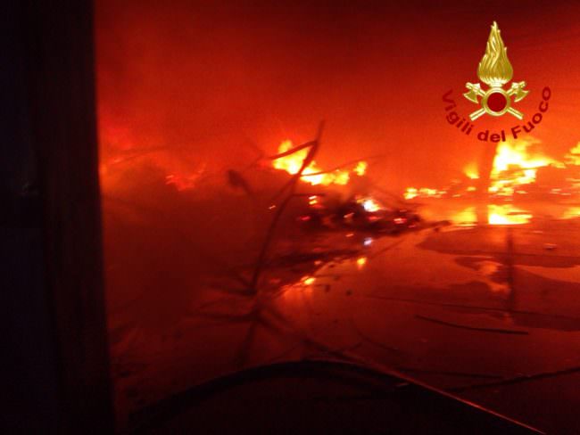 Fiamme alla Flex Bags: lavoro “no stop” per vigili del fuoco e Protezione civile
