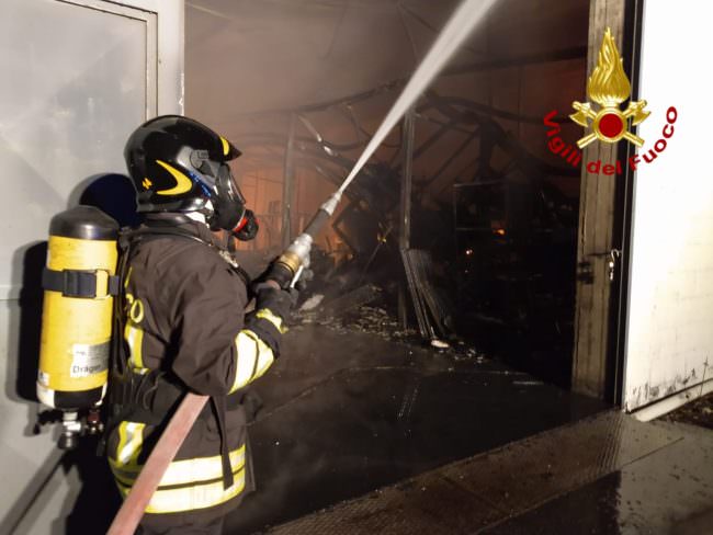 Capannone ex Pirelli in fiamme: indagini in corso
