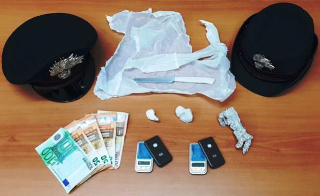 Gravina di Catania, blitz in via Roma: titolare bar trovato in bagno mentre vendeva cocaina