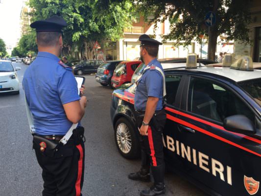“Shopping” alternativo in due negozi: rubano vestiti per oltre 400 euro in via Ruggero Settimo