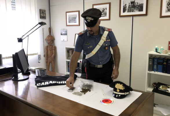 Pitbull si scaglia contro carabinieri che volevano perquisire casa dei padroni spacciatori: arrestati marito e moglie