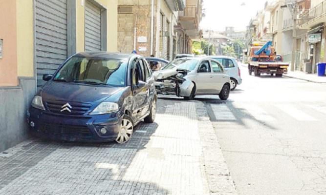 Incidente nel Catanese, scontro tra due auto: diversi i feriti – LE FOTO