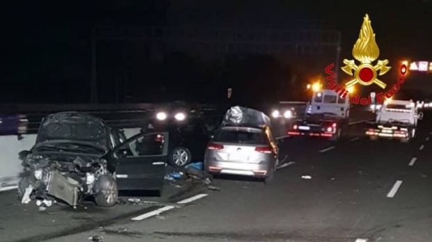 Scende dall’auto, viene travolta e muore tragicamente davanti le figlie di 5 e 8 anni: choc in autostrada