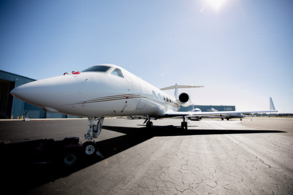 Deejay impazzisce a bordo di un aereo: minaccia di decapitare i passeggeri