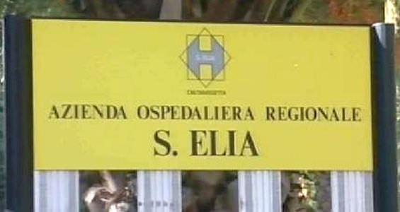 Furto in ospedale, sorpresa con vestiti e documenti di un infermiere: in manette 30enne