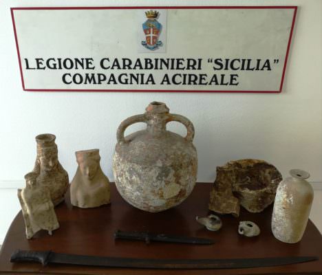 Reperti archeologici di altissimo valore in casa: denunciato pregiudicato ad Aci Catena