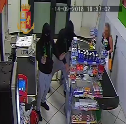 Armati e a volto coperto irrompono nel supermercato di via Pacinotti: il VIDEO della rapina