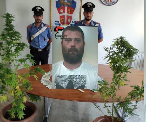 Pusher arrestato mentre si trovava in villeggiatura: aveva con sé dosi di marijuana e cocaina e 700 euro