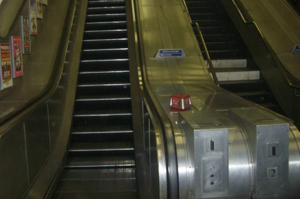 Tragedia in metropolitana, si impiglia la camicia e muore strangolato: vittima un 48enne