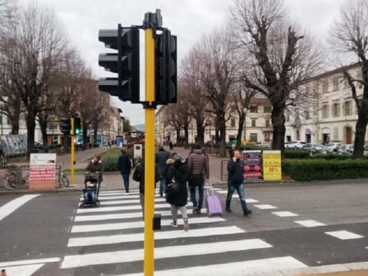 “Passo, è rosso pedonale”, attraversare la strada è pericoloso anche con il semaforo: sanzioni per i trasgressori