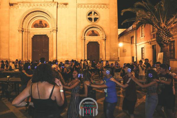 Scoppia la “Silent Mania”: musica, colori e mai un momento di noia, “boom” della disco con le cuffie a Catania – VIDEO