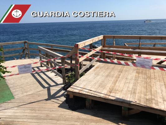 Blitz della Guardia Costiera a Capomulini: sequestrato un solarium abusivo – FOTO