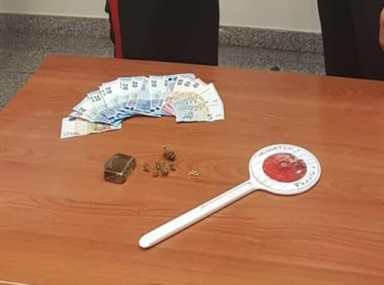 Hashish, marijuana, canapa indiana e 350 euro in auto: arrestato un bracciante agricolo di 51 anni