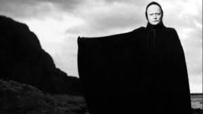 Terrorizza la gente in piena notte, paura e atmosfera da film horror per “l’uomo nero”