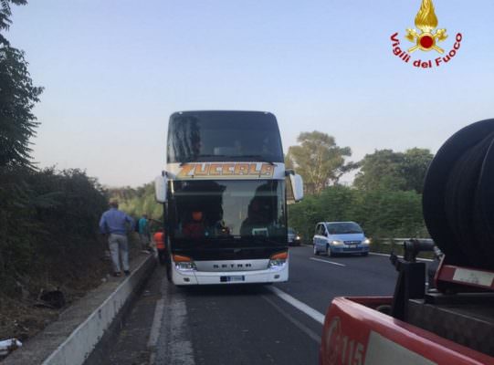 Paura sulla A18, autobus con 50 turisti in fiamme: sul posto i vigili del fuoco