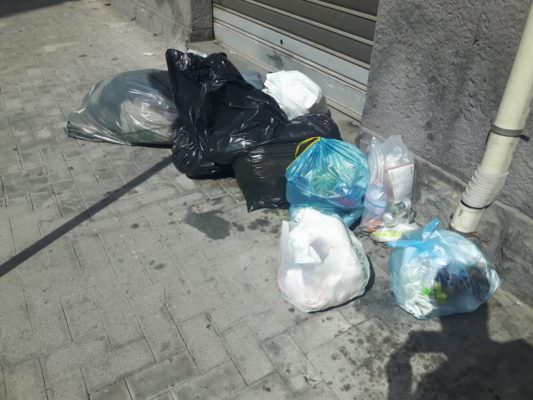 Catania, strade ancora invase dall’immondizia in attesa del “miracolo” Dusty – FOTO