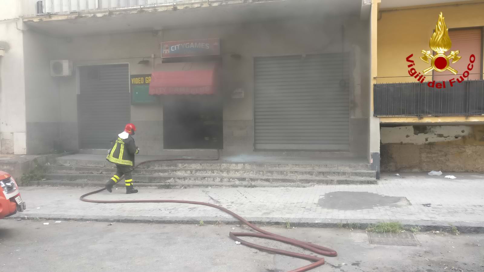 Paura al Villaggio Sant’Agata: in fiamme sala giochi – FOTO e VIDEO