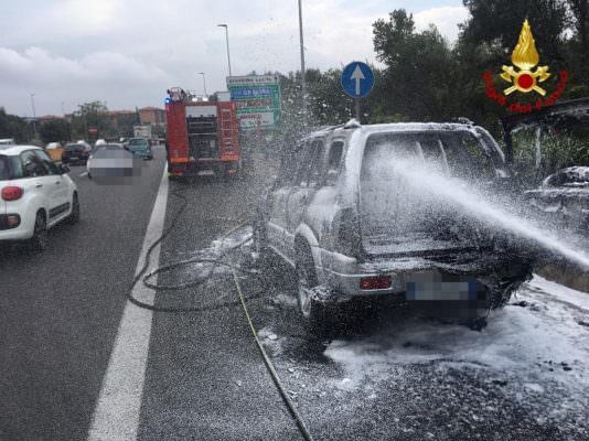 Auto in fiamme durante l’ora di punta lungo la Catania-Palermo: traffico rallentato e code