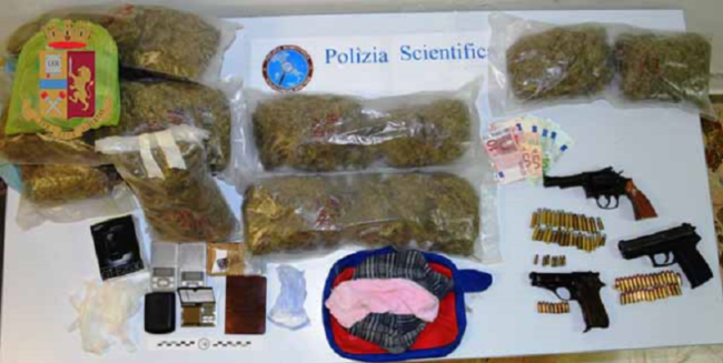 Marijuana e pistole nascoste nelle bombole di gas vuote: in manette due uomini