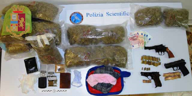 Marijuana e pistole nascoste nelle bombole di gas vuote: in manette due uomini