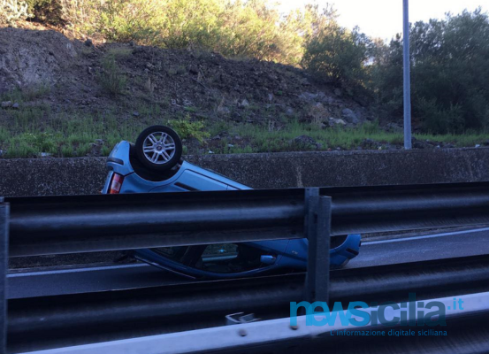 Paura al viale Mediterraneo: perde il controllo dell’auto e si cappotta. Un ferito, traffico in tilt