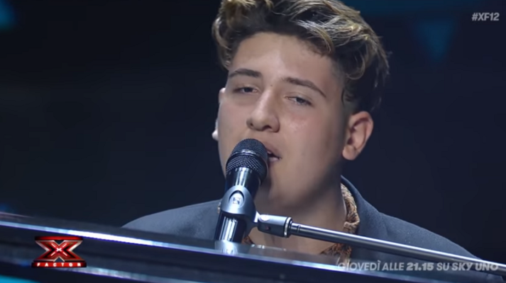 Sedici anni, catanese e una voce da brividi: Emanuele Bertelli incanta X Factor con “Human” – VIDEO