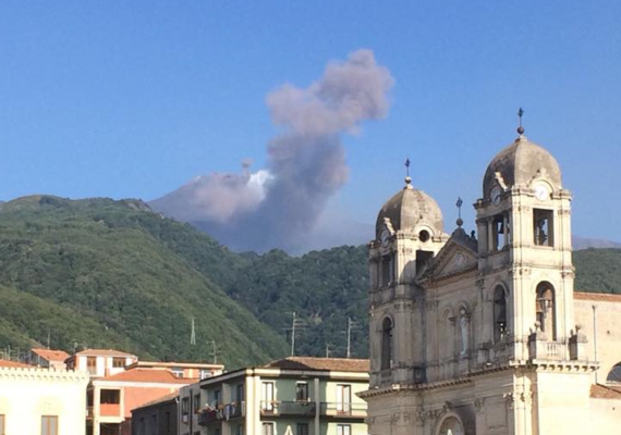 L’esplosione e la colonna di fumo, l’Etna dà spettacolo sul versante orientale: allerta gialla
