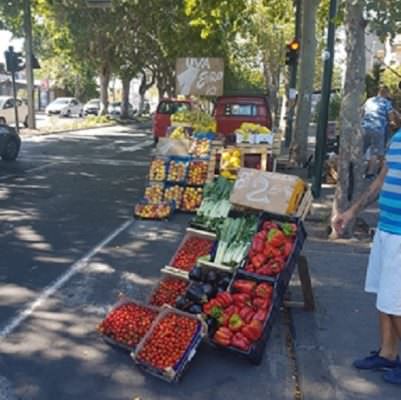 Banchi di frutta e verdura impediscono il transito, sequestrata merce e mezzi