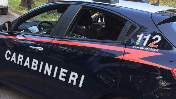 Non accetta la fine del loro “amore” e tenta di sfondarle la porta di casa: 25enne arrestato dopo aver picchiato carabiniere