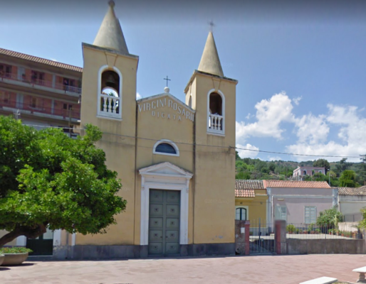 Paura nella chiesa di Santa Venera, si stacca intonaco dalle pareti: intervengono i vigili del fuoco
