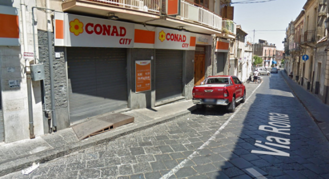 Paura al supermercato Conad: malviventi fanno irruzione davanti ai clienti e portano via l’incasso