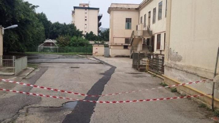 Cade giù cornicione di una scuola, il Movimento 5 Stelle lancia l’allarme. Tragedia sfiorata