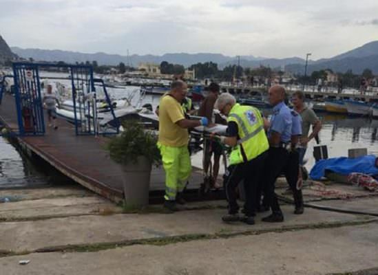 Gita in mare con gommone sfiora la tragedia: 22enne contro elica, gravemente ferito