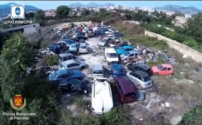 Abusivismo, individuata a Palermo discarica con rifiuti speciali: trovate 51 auto da rottamare