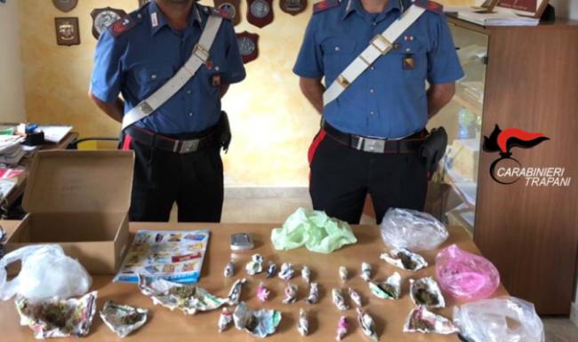 Arrestato giovane spacciatore: 100 grammi di marijuana gli avrebbero fruttato oltre mille euro