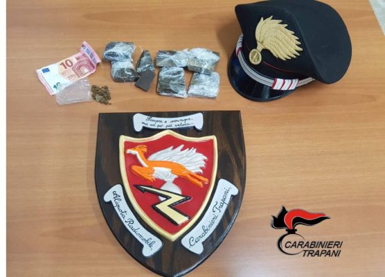 Sorpreso dai carabinieri mentre spaccia droga in strada: in manette 26enne