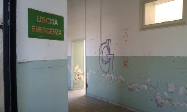 Da dieci anni piena di vandali, cosa ne è dell’ex scuola “Padre Santo di Guardo”? – FOTO