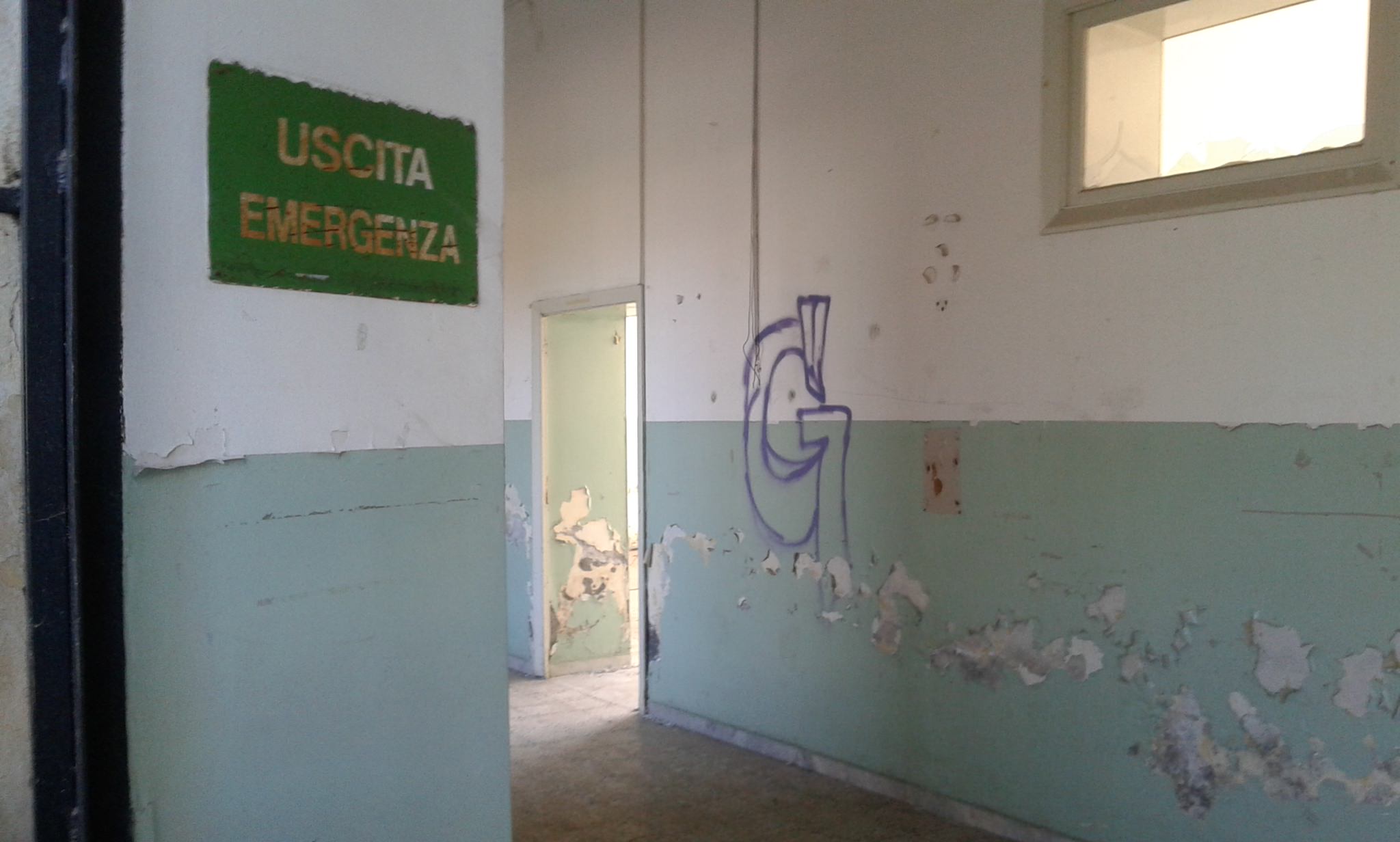 Da dieci anni piena di vandali, cosa ne è dell’ex scuola “Padre Santo di Guardo”? – FOTO