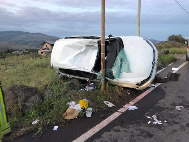 Impressionante incidente nel Catanese: auto si ribalta e finisce schiacciata contro palo