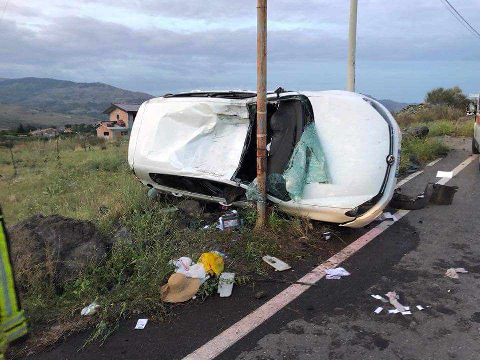 Impressionante incidente nel Catanese: auto si ribalta e finisce schiacciata contro palo