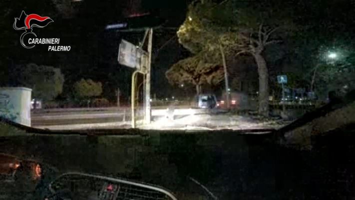 Ruba un’auto e fugge, carabinieri lo inseguono e lui si lancia dalla Jeep: arrestato 19enne