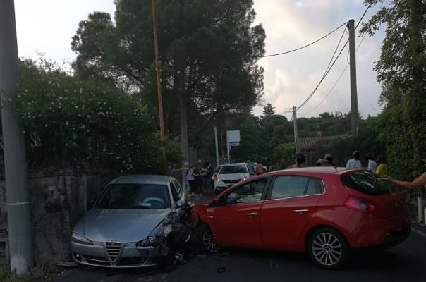 Grave incidente nel Catanese: scontro frontale fra 2 auto